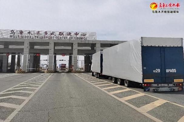 3月29日,首辆外籍国际道路运输车辆从乌鲁木齐国际陆港区通关.